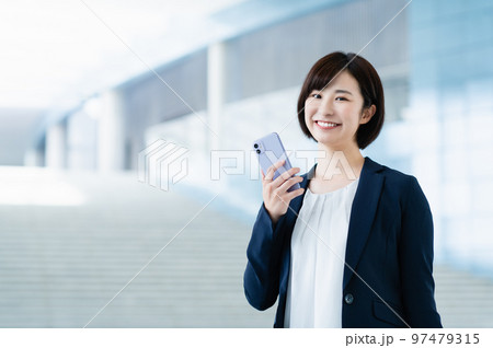 オフィスで働く若いビジネスウーマン 97479315