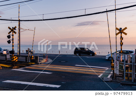 湘南の海と踏切の景色 97479913