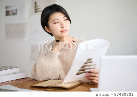 オフィスで仕事をする若い女性クリエイター オフィスで仕事をする若い女性クリエイター 97480203
