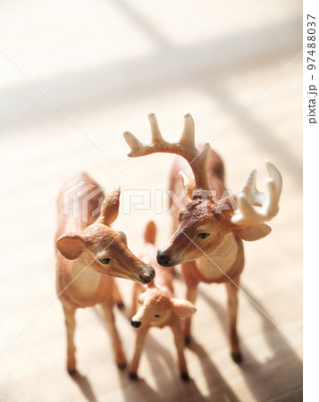 鹿の親子のフィギュア 97488037