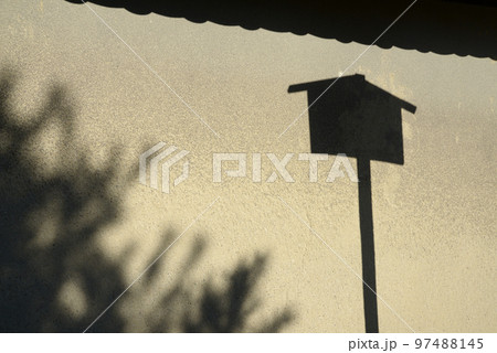 秋の大徳寺　境内の土塀　京都市北区紫野 97488145