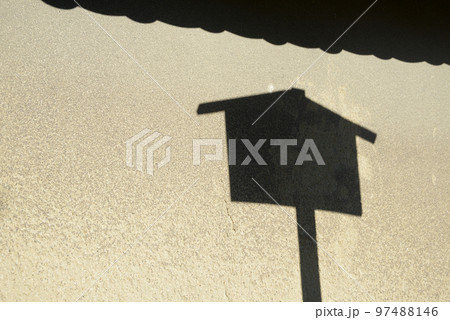 秋の大徳寺　境内の土塀　京都市北区紫野 97488146