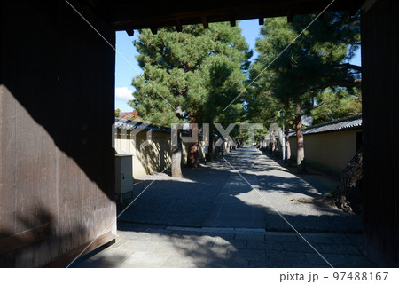秋の大徳寺　山門から境内を望む　京都市北区紫野 97488167