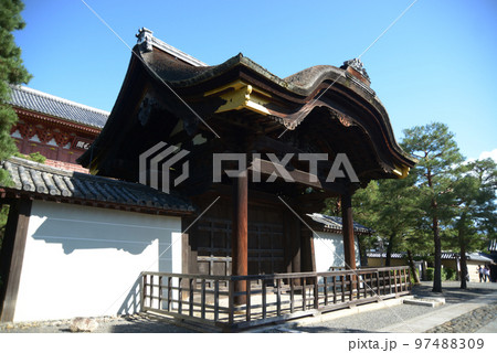 秋の大徳寺　勅使門　京都市北区紫野 97488309