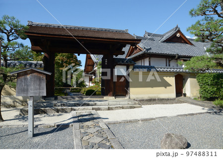 秋の大徳寺 興臨院山門 京都市北区紫野 秋の大徳寺 興臨院山門 京都市北区紫野 97488311