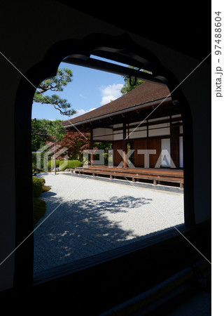 秋の大徳寺　興臨院方丈と庭園　京都市北区紫野 97488604