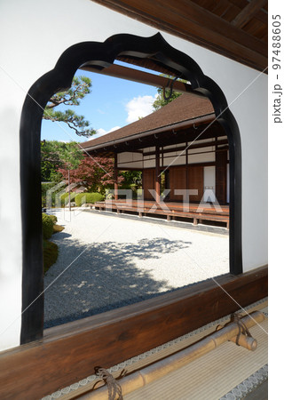 秋の大徳寺　興臨院方丈と庭園　京都市北区紫野 97488605