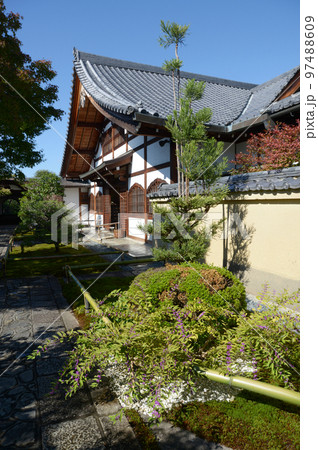 秋の大徳寺　興臨院庫裏　京都市北区紫野 97488609