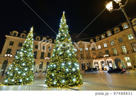 フランス、パリ。ヴァンドーム広場のクリスマスイルミネーション。2022年12月12日撮影。 フランス、パリ。ヴァンドーム広場のクリスマスイルミネーション。2022年12月12日撮影。 97488831