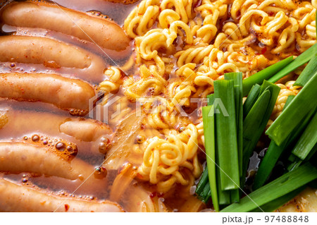 プデチゲ(部隊チゲ)。ソーセージやラーメン等が入った韓国の大衆鍋料理。 97488848