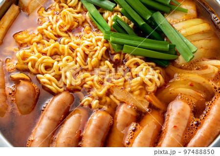 プデチゲ(部隊チゲ)。ソーセージやラーメン等が入った韓国の大衆鍋料理。 プデチゲ(部隊チゲ)。ソーセージやラーメン等が入った韓国の大衆鍋料理。 97488850