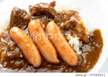 ウインナーカレー(ウインナーソーセージトッピングビーフカレーライス)のアップ。 97488851