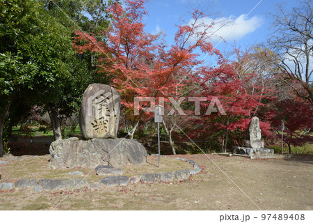 秋の大覚寺 紅葉の大沢池の石碑 京都市右京区嵯峨 秋の大覚寺 紅葉の大沢池の石碑 京都市右京区嵯峨 97489408
