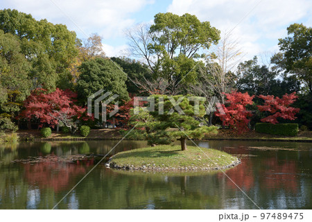 秋の大覚寺 紅葉の大沢池 京都市右京区嵯峨 秋の大覚寺 紅葉の大沢池 京都市右京区嵯峨 97489475