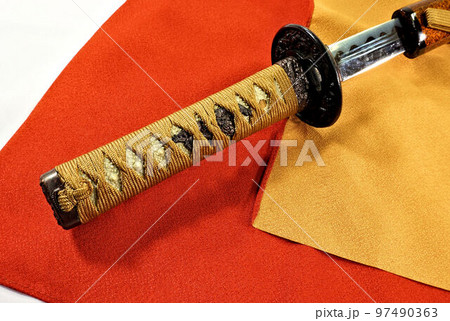 茶色の石目鞘の日本刀 97490363