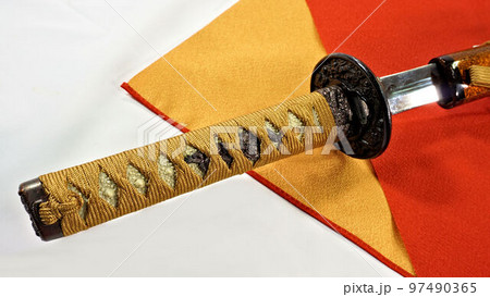 茶色の石目鞘の日本刀 97490365