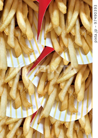 大量のフライドポテト 97490393