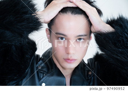 かっこいい 若い 男性 かきあげる ポートレート かっこいい 若い 男性 かきあげる ポートレート 97490952