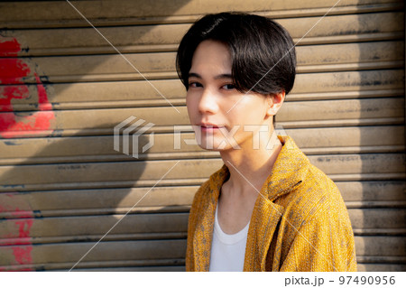 かっこいい男性のストリートスナップ　かっこいい　若い　男性　明るい　ポートレート 97490956