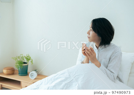 睡眠不足なミドル女性 睡眠不足なミドル女性 97490973