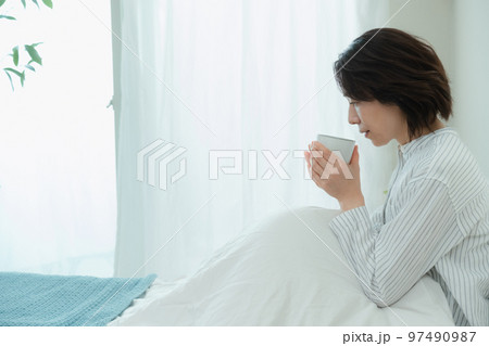 睡眠不足なミドル女性 睡眠不足なミドル女性 97490987