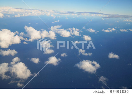 空から見た雲　青空 97491886