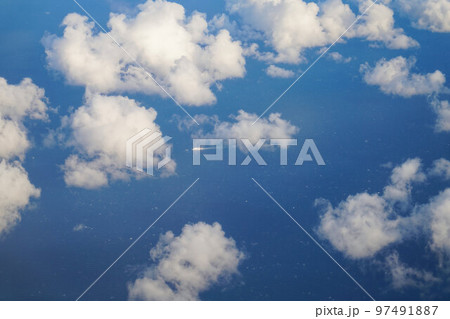 空から見た雲　青空 97491887