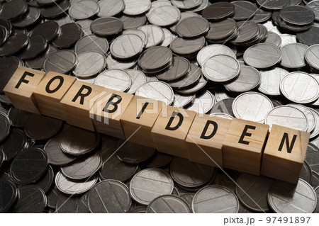 FORBIDDENと書かれたブロックとコイン 97491897