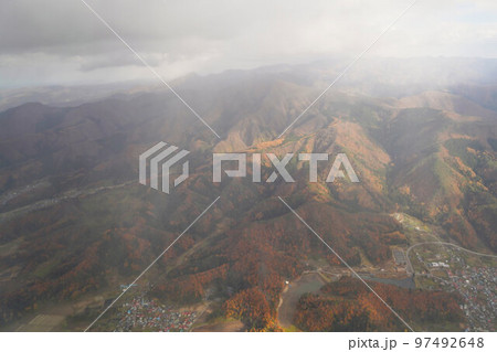 空から見た紅葉の山々 97492648