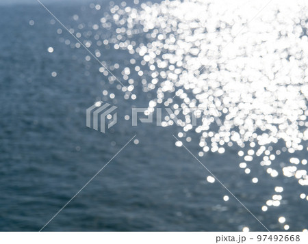 玉ボケ写真。日光を反射してキラキラと光る海面。 97492668