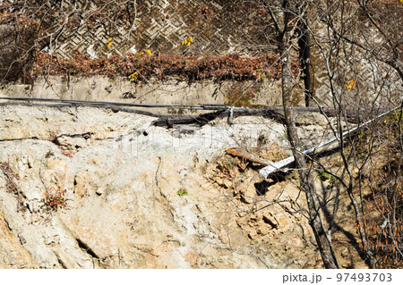 土砂崩れで滑落した道路 土砂崩れで滑落した道路 97493703
