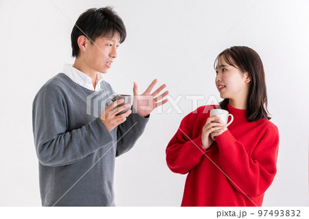 マグカップを持って会話する男女　man and woman 97493832