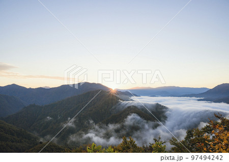 新潟 朝の枝折峠と滝雲 新潟 朝の枝折峠と滝雲 97494242