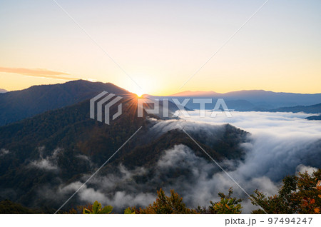 新潟　朝の枝折峠と滝雲 97494247