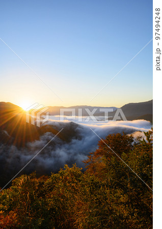 新潟　朝の枝折峠と滝雲 97494248