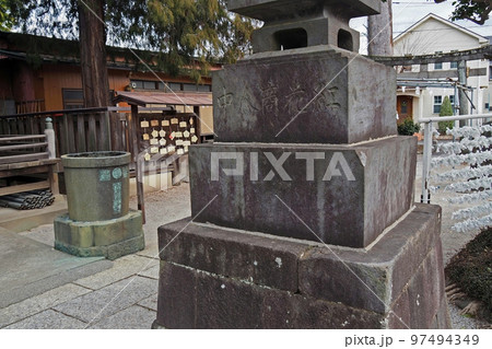 桶川稲荷神社の石燈篭【埼玉県桶川市】 97494349
