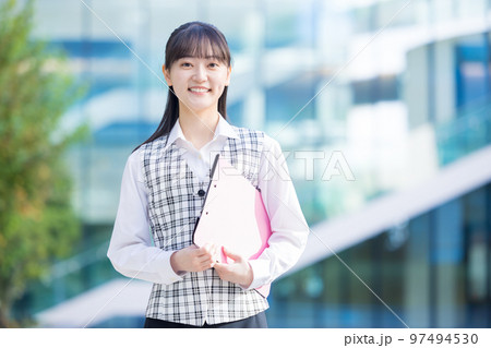 医療　事務員の制服を着ている女性のポートレート　撮影協力「LINK FOREST」 97494530