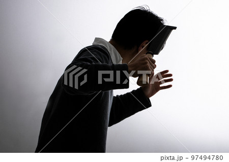 凶器を持った男性 Weapon 凶器を持った男性 Weapon 97494780