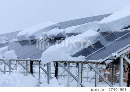 雪が積もった太陽光パネル 発電 雪国 冬 雪が積もった太陽光パネル 発電 雪国 冬 97494903