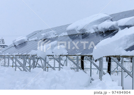 雪が積もった太陽光パネル 発電 雪国 冬 雪が積もった太陽光パネル 発電 雪国 冬 97494904