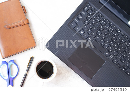 ノートパソコンとコーヒーでデスクワーク 97495510