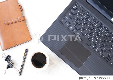 ノートパソコンとコーヒーでデスクワーク 97495511