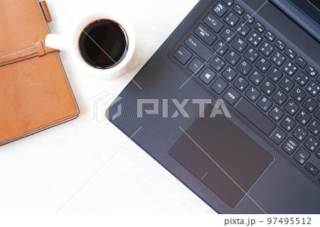 ノートパソコンとコーヒーでデスクワーク 97495512