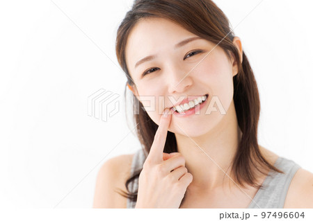 デンタルケアをする女性 97496604