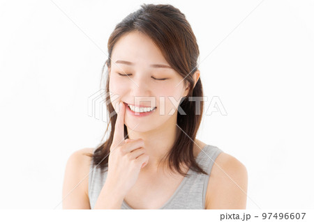 デンタルケアをする女性 97496607