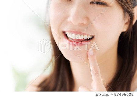 デンタルケアをする女性 97496609