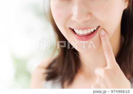 デンタルケアをする女性 97496610