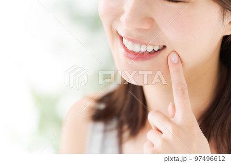 デンタルケアをする女性 97496612