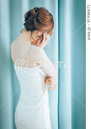 頭を抱えるセクシーな女性　sexy 97496671