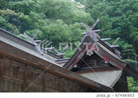 美保神社・本殿の屋根(島根県松江市美保関町) 美保神社・本殿の屋根(島根県松江市美保関町) 97496903